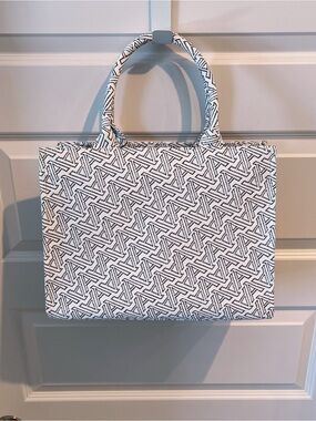 NWT Aritzia Keep Patterned Navy & White Tote Bag